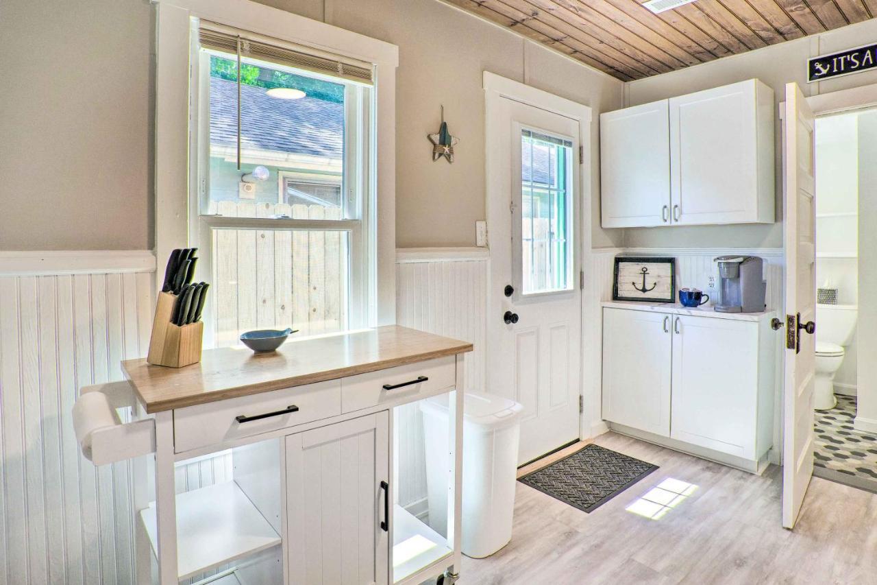 Chic With Private Yard Steps To Beach! Holiday home *