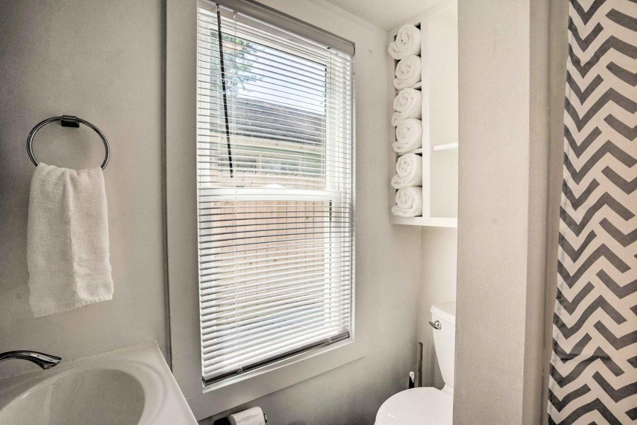 Holiday home Chic With Private Yard Steps To Beach! *