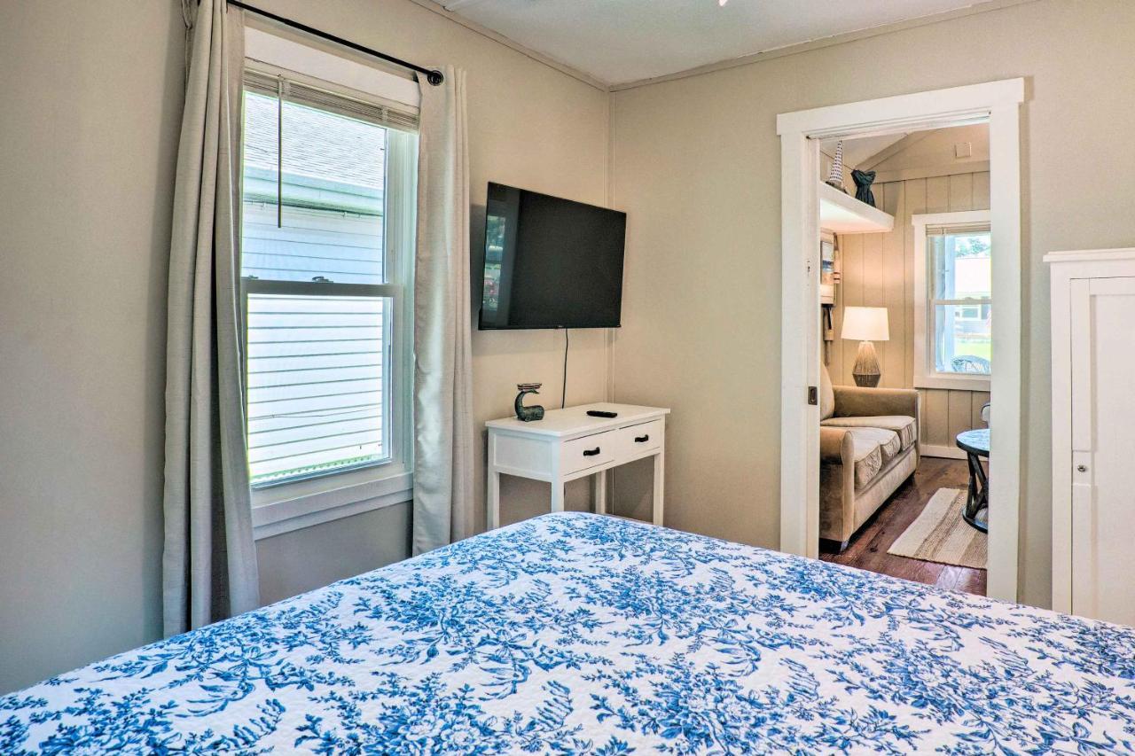 Holiday home Chic With Private Yard Steps To Beach! Colonial Beach